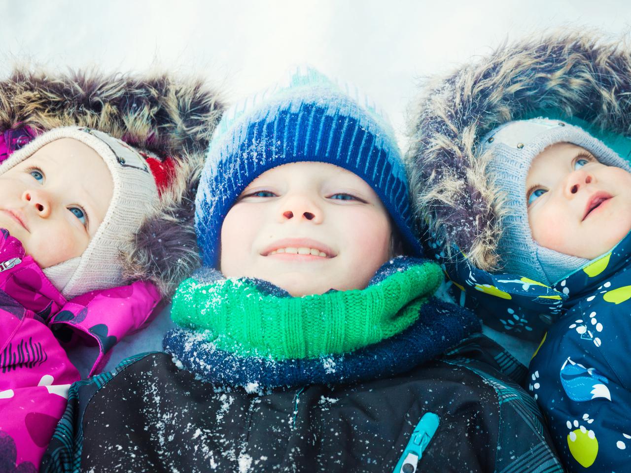 Колд дети. Дети в Сибири зимой. Счастливые дети зима. Сибирские дети зимой. Детки в шальках зимой.